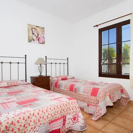 Villa Charming Mojones 3 Bedrooms Child Friendly Pool Lise Short Walk To Old Town Puerto Del Carmen Tias
